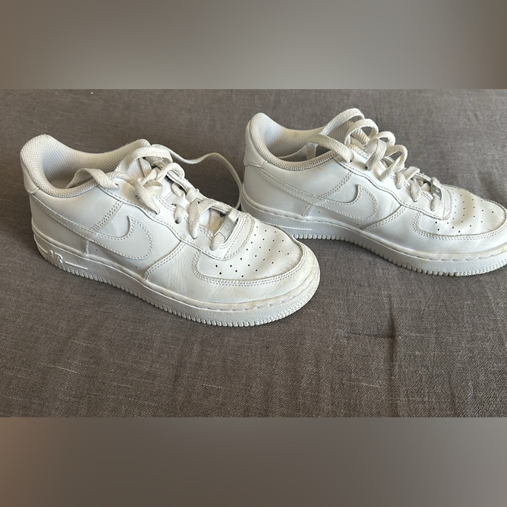 Air Force 1. Like new. Warner handful of times. Size 5 use. 23.5 cm